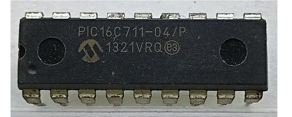 PIC16C711-04/P Microcontroller – 8-Bit PIC MCU with 2KB EPROM & 10-Bit ADC – DIP-18